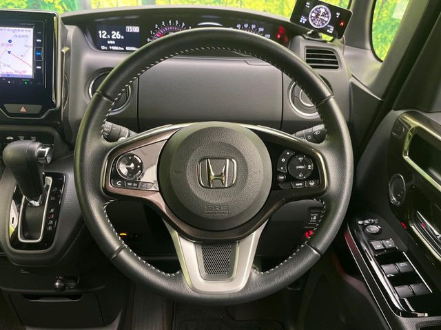 �C���e���A�ɍ��킹���f�U�C���̃X�e�A�����O�́A�^�]�������̂��Ƃ��l���A�^�]���₷���`��A�傫���ł��B�����x�A���ۂɐG���Ă��m���߂��������B