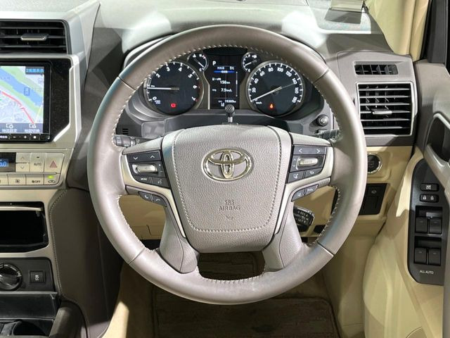 �C���e���A�ɍ��킹���f�U�C���̃X�e�A�����O�́A�^�]�������̂��Ƃ��l���A�^�]���₷���`��A�傫���ł��B�����x�A���ۂɐG���Ă��m���߂��������B