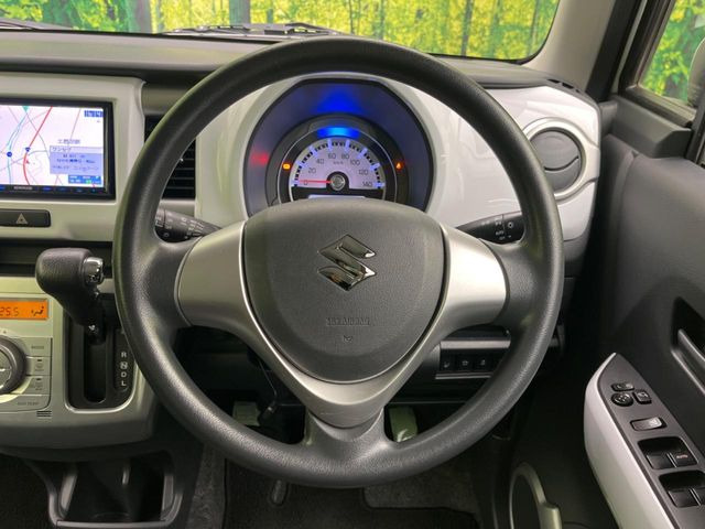 �C���e���A�ɍ��킹���f�U�C���̃X�e�A�����O�́A�^�]�������̂��Ƃ��l���A�^�]���₷���`��A�傫���ł��B�����x�A���ۂɐG���Ă��m���߂��������B