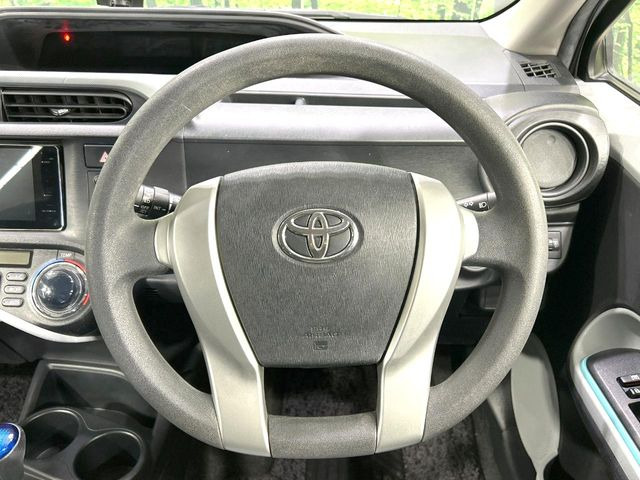 �C���e���A�ɍ��킹���f�U�C���̃X�e�A�����O�́A�^�]�������̂��Ƃ��l���A�^�]���₷���`��A�傫���ł��B�����x�A���ۂɐG���Ă��m���߂��������B