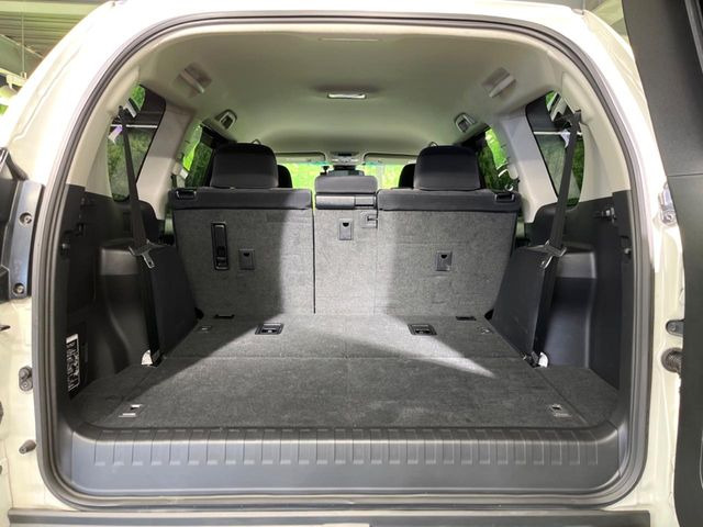 ���i�̂���������ʋ΁A���}���ɏ\���ȉ׎��X�y�[�X���m�ۂ��Ă���܂��B�Z�J���h�V�[�g��|���ƁA�傫�ȉו��̐ύڂ��\�ł���