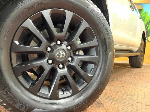 【純正18インチアルミホイール】外観にマッチした純正アルミホイールを装着しております。各種社外アルミホイールや、スタッドレスタイヤも取扱いしております。是非ご相談ください♪