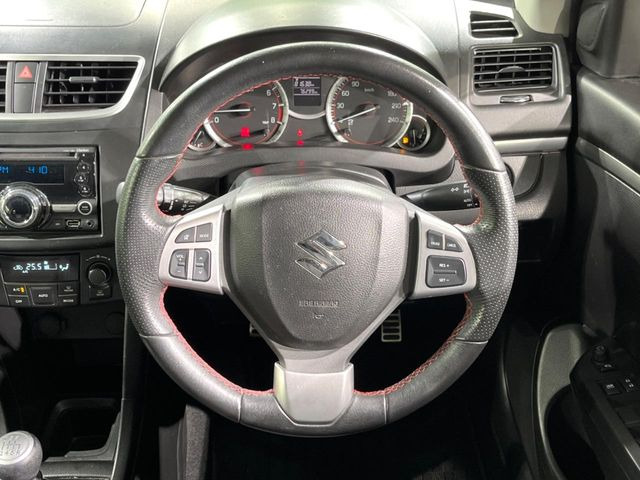 �C���e���A�ɍ��킹���f�U�C���̃X�e�A�����O�́A�^�]�������̂��Ƃ��l���A�^�]���₷���`��A�傫���ł��B�����x�A���ۂɐG���Ă��m���߂��������B