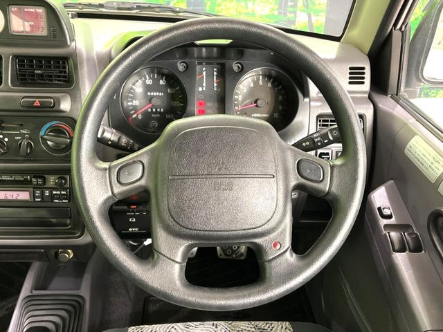 �C���e���A�ɍ��킹���f�U�C���̃X�e�A�����O�́A�^�]�������̂��Ƃ��l���A�^�]���₷���`��A�傫���ł��B�����x�A���ۂɐG���Ă��m���߂��������B