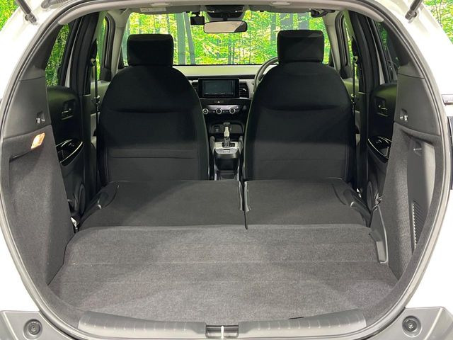 ���i�̂���������ʋ΁A���}���ɏ\���ȉ׎��X�y�[�X���m�ۂ��Ă���܂��B�Z�J���h�V�[�g��|���ƁA�傫�ȉו��̐ύڂ��\�ł���