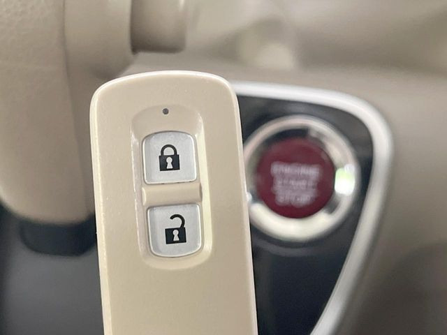 �yHonda�X�}�[�g�L�[�z�J�o����|�P�b�g�ɓ��ꂽ�܂܂ł��h�A�̎{���E�������\�ȃX�}�[�g�L�[�𑕔��B�G���W���̃I���E�I�t�����J�M�����o���K�v����������Ƃ��Ă��֗��ł���