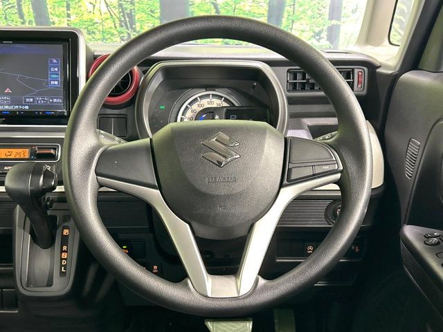 �C���e���A�ɍ��킹���f�U�C���̃X�e�A�����O�́A�^�]�������̂��Ƃ��l���A�^�]���₷���`��A�傫���ł��B�����x�A���ۂɐG���Ă��m���߂��������B