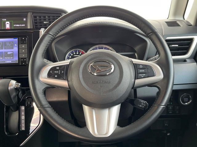 �C���e���A�ɍ��킹���f�U�C���̃X�e�A�����O�́A�^�]�������̂��Ƃ��l���A�^�]���₷���`��A�傫���ł��B�����x�A���ۂɐG���Ă��m���߂��������B