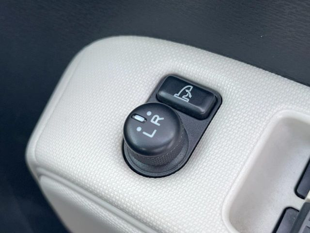 �y�d���i�[�~���[�z�T�C�h�~���[�͓d���i�[���ƂȂ��Ă���A�������ԏ�ł��L�Y�������X�N��}�����܂��B