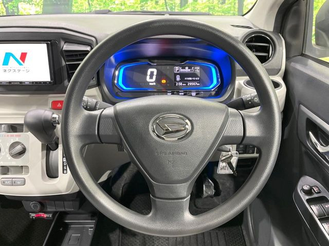 �C���e���A�ɍ��킹���f�U�C���̃X�e�A�����O�́A�^�]�������̂��Ƃ��l���A�^�]���₷���`��A�傫���ł��B�����x�A���ۂɐG���Ă��m���߂��������B