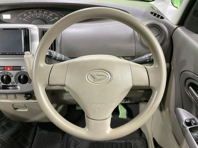 �C���e���A�ɍ��킹���f�U�C���̃X�e�A�����O�́A�^�]�������̂��Ƃ��l���A�^�]���₷���`��A�傫���ł��B�����x�A���ۂɐG���Ă��m���߂��������B