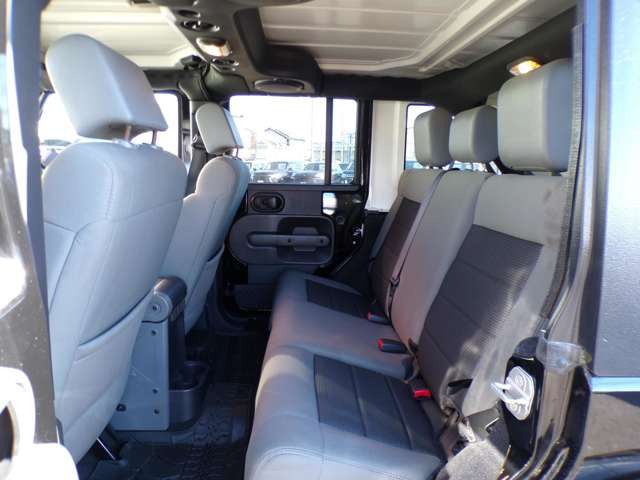 �N���J��SUV�̂ق��ɂ��A���t�@�[�h�E�G���O�����h�E�Z���i�E�X�e�b�v���S���E���H�N�V�[�E���F���t�@�C�A�E�I�f�b�Z�C�E�A���Ԃ��|���V�F�J�C�G�� �~�j�N���X�I�[�o�[�I�[��4 �L���v�e�B�o���݌ɂ��Ă���܂�