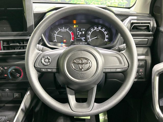 �C���e���A�ɍ��킹���f�U�C���̃X�e�A�����O�́A�^�]�������̂��Ƃ��l���A�^�]���₷���`��A�傫���ł��B�����x�A���ۂɐG���Ă��m���߂��������B