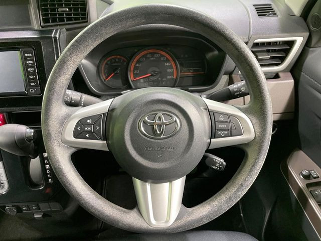 �C���e���A�ɍ��킹���f�U�C���̃X�e�A�����O�́A�^�]�������̂��Ƃ��l���A�^�]���₷���`��A�傫���ł��B�����x�A���ۂɐG���Ă��m���߂��������B