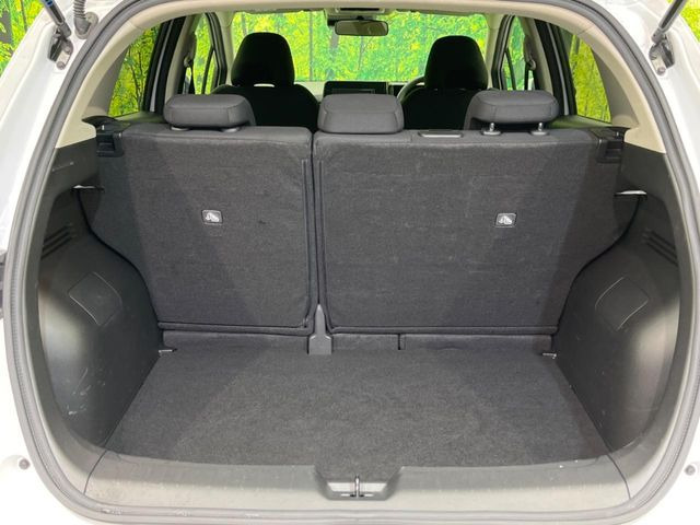 ���i�̂���������ʋ΁A���}���ɏ\���ȉ׎��X�y�[�X���m�ۂ��Ă���܂��B�Z�J���h�V�[�g��|���ƁA�傫�ȉו��̐ύڂ��\�ł���