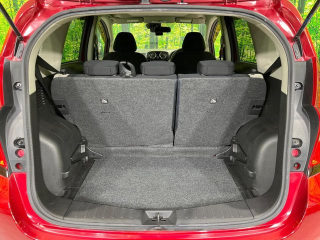 ���i�̂���������ʋ΁A���}���ɏ\���ȉ׎��X�y�[�X���m�ۂ��Ă���܂��B�Z�J���h�V�[�g��|���ƁA�傫�ȉו��̐ύڂ��\�ł���