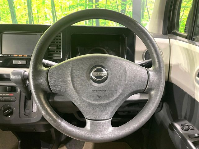 �C���e���A�ɍ��킹���f�U�C���̃X�e�A�����O�́A�^�]�������̂��Ƃ��l���A�^�]���₷���`��A�傫���ł��B�����x�A���ۂɐG���Ă��m���߂��������B