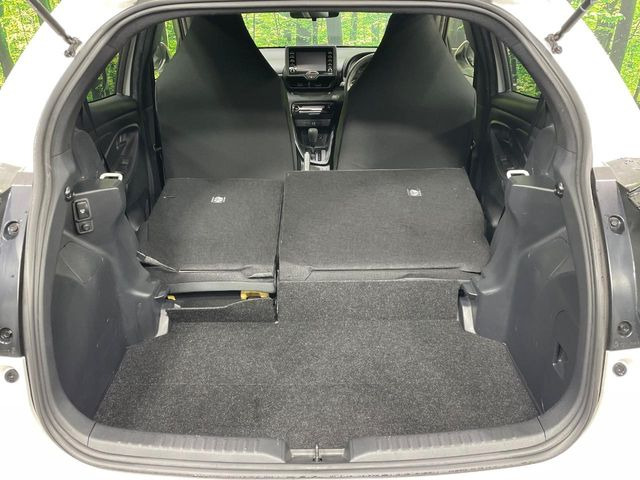 ���i�̂���������ʋ΁A���}���ɏ\���ȉ׎��X�y�[�X���m�ۂ��Ă���܂��B�Z�J���h�V�[�g��|���ƁA�傫�ȉו��̐ύڂ��\�ł���