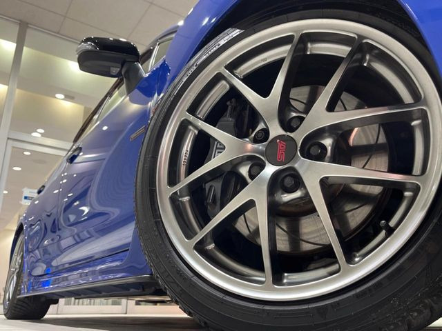 �y����18�C���`�A���~�z�C�[���z�O�ςɃ}�b�`���������A���~�z�C�[���𑕒����Ă���܂��B�e��ЊO�A���~�z�C�[����A�X�^�b�h���X�^�C�����戵�����Ă���܂��B���񂲑��k����������