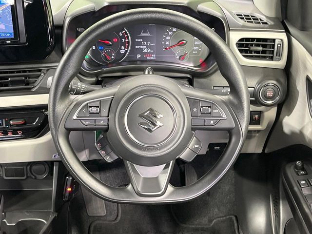 �C���e���A�ɍ��킹���f�U�C���̃X�e�A�����O�́A�^�]�������̂��Ƃ��l���A�^�]���₷���`��A�傫���ł��B�����x�A���ۂɐG���Ă��m���߂��������B