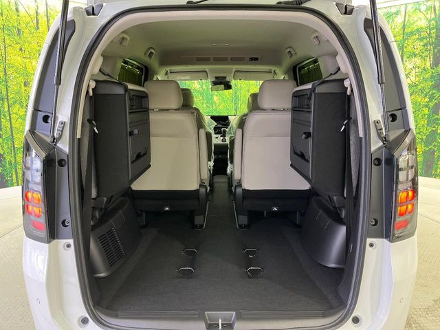 ���i�̂���������ʋ΁A���}���ɏ\���ȉ׎��X�y�[�X���m�ۂ��Ă���܂��B3��ڂ𒵂ˏグ��ƁA�傫�ȉו��̐ύڂ��\�ł���