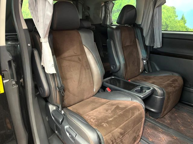 二列目中央はウォークスルーとなっております。二列目と三列目の移動や乗り降りがとっても楽になるので、乗り降りの際もストレスを感じることはありません♪