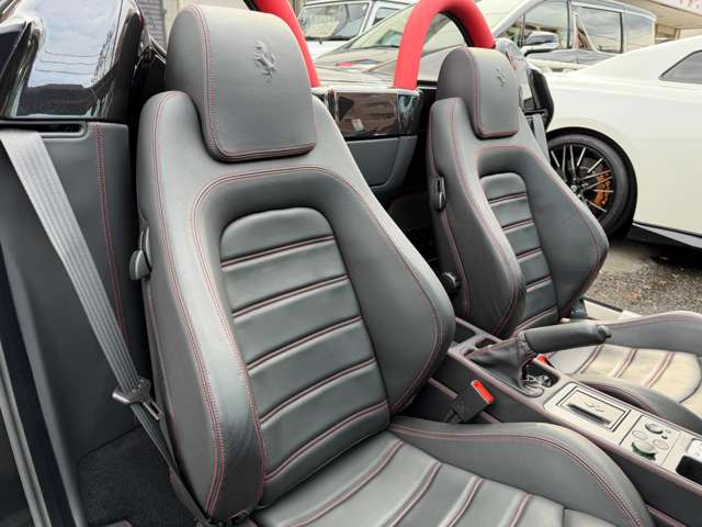 助手席・レッドステッチデイトナシート・跳馬エンボス加工ヘッドレスト・パワーシート。