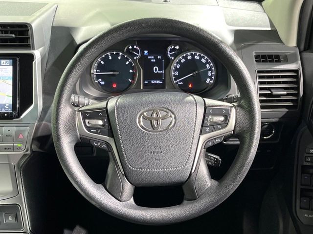 �C���e���A�ɍ��킹���f�U�C���̃X�e�A�����O�́A�^�]�������̂��Ƃ��l���A�^�]���₷���`��A�傫���ł��B�����x�A���ۂɐG���Ă��m���߂��������B