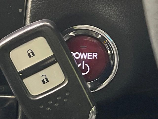 �yHonda�X�}�[�g�L�[�z�J�o����|�P�b�g�ɓ��ꂽ�܂܂ł��h�A�̎{���E�������\�ȃX�}�[�g�L�[�𑕔��B�G���W���̃I���E�I�t�����J�M�����o���K�v����������Ƃ��Ă��֗��ł���