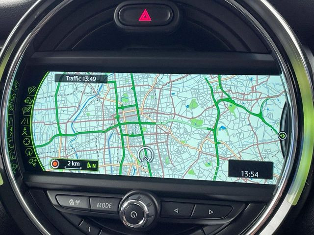 �����������i�r:��̊��̂���i�r�́A����������ԓ������o���Ă���܂��BBluetooth�Đ��ȂǃI�[�f�B�I�@�\���[�����Ă���܂��̂ŁA�^�]�����y���߂܂���