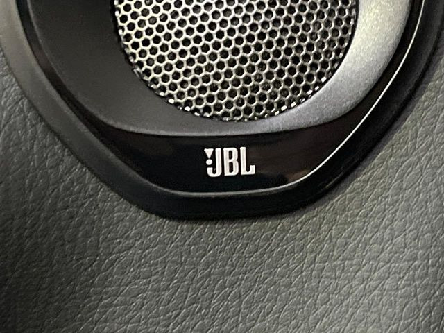 �yJBL�T�E���h�V�X�e���z���[�J�[�I�v�V�����̍��i�ʃT�E���h�V�X�e���𓋍ځB��p�̃`���[�j���O���{���ꂽ�召�l�X�ȃX�s�[�J�[����ǎ��ȃT�E���h���t�ł��A�Տꊴ���ӂ�鉹����Ԃ����o���܂��B