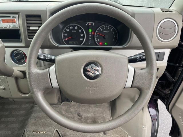 �C���e���A�ɍ��킹���f�U�C���̃X�e�A�����O�́A�^�]�������̂��Ƃ��l���A�^�]���₷���`��A�傫���ł��B�����x�A���ۂɐG���Ă��m���߂��������B