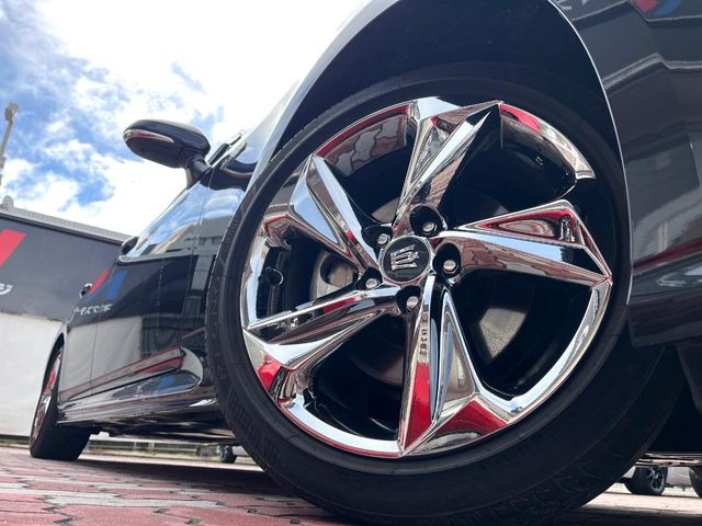 �y����18�C���`�A���~�z�C�[���z�O�ςɃ}�b�`���������A���~�z�C�[���𑕒����Ă���܂��B�e��ЊO�A���~�z�C�[����A�X�^�b�h���X�^�C�����戵�����Ă���܂��B���񂲑��k����������