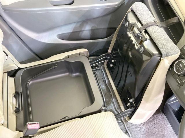 �y�V�[�g�A���_�[�{�b�N�X�z�V�[�g�̉��ɑ�e�ʂ̎��[�X�y�[�X��������Ă���A�C���ԃO�b�Y�ȂǁA�O���猩��ꂽ���Ȃ����̂�����������[�ł��ĕ֗�!