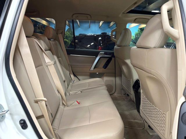 後部座席も気になるようなキズ・汚れやへたり等、大きなダメージはなく、良好な状態です。