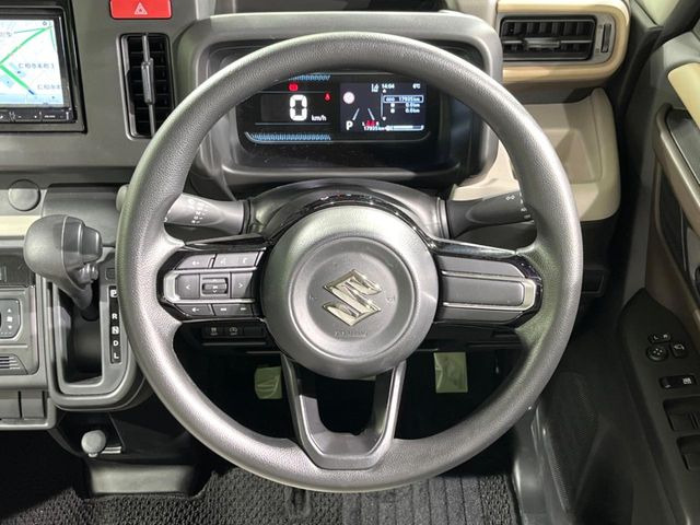 �C���e���A�ɍ��킹���f�U�C���̃X�e�A�����O�́A�^�]�������̂��Ƃ��l���A�^�]���₷���`��A�傫���ł��B�����x�A���ۂɐG���Ă��m���߂��������B