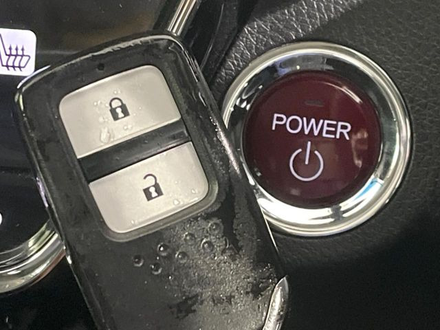 �yHonda�X�}�[�g�L�[�z�J�o����|�P�b�g�ɓ��ꂽ�܂܂ł��h�A�̎{���E�������\�ȃX�}�[�g�L�[�𑕔��B�G���W���̃I���E�I�t�����J�M�����o���K�v����������Ƃ��Ă��֗��ł���