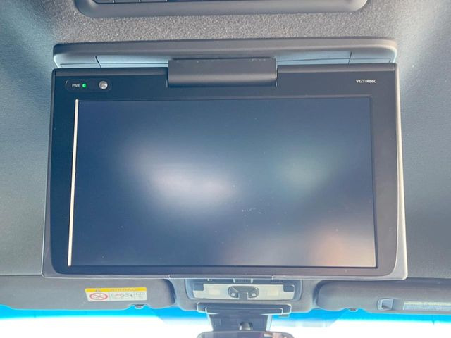 【フリップダウンモニター】大画面モニターで後席でもエンタメをお楽しみいただけます。小さなお子様にも大人気の装備です♪