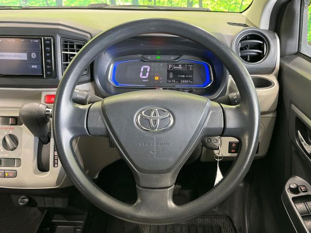 �C���e���A�ɍ��킹���f�U�C���̃X�e�A�����O�́A�^�]�������̂��Ƃ��l���A�^�]���₷���`��A�傫���ł��B�����x�A���ۂɐG���Ă��m���߂��������B