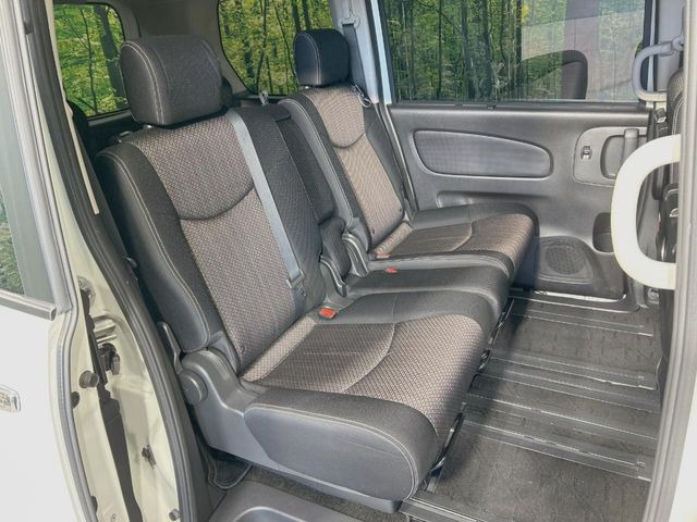 �Z�J���h�V�[�g�͒������������ƂȂ��Ă���A�X���C�h����ΒʘH�X�y�[�X���o��!�O��̈ړ����Ƃ��Ă��ȒP�ł�