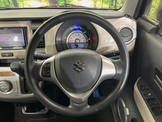 �C���e���A�ɍ��킹���f�U�C���̃X�e�A�����O�́A�^�]�������̂��Ƃ��l���A�^�]���₷���`��A�傫���ł��B�����x�A���ۂɐG���Ă��m���߂��������B