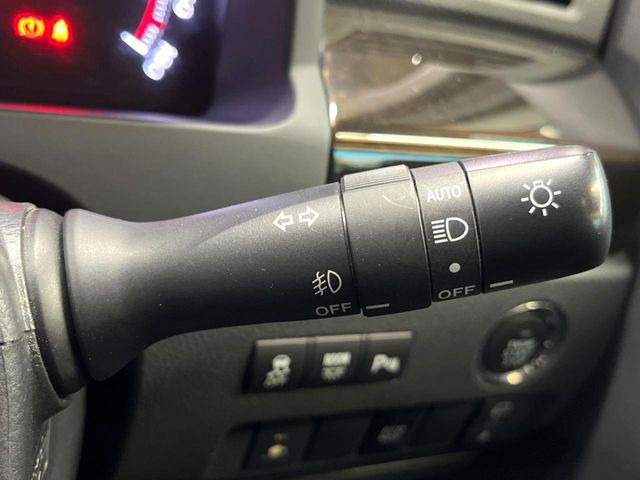 【オートライト】周りの明るさに応じて自動でヘッドライトの点灯・消灯ができる機能です!ライトの付け忘れ・消し忘れなどが無くなり、雨の日や夕方の走行も安心!トンネル通過時も便利ですね♪