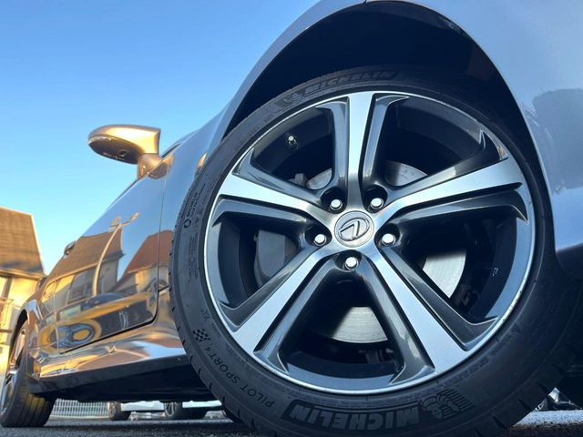 �y����18�C���`�A���~�z�C�[���z�O�ςɃ}�b�`���������A���~�z�C�[���𑕒����Ă���܂��B�e��ЊO�A���~�z�C�[����A�X�^�b�h���X�^�C�����戵�����Ă���܂��B���񂲑��k����������