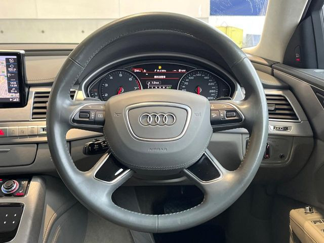 ���}���`�t�@���N�V�����X�e�A�����O:�n���h���̍��E�̃{�^���ŃI�[�f�B�I�̑I���≹�ʂ̒��߂��\�ł��B�n���h�����������������ł���̂ň��S�ł��ˁ�