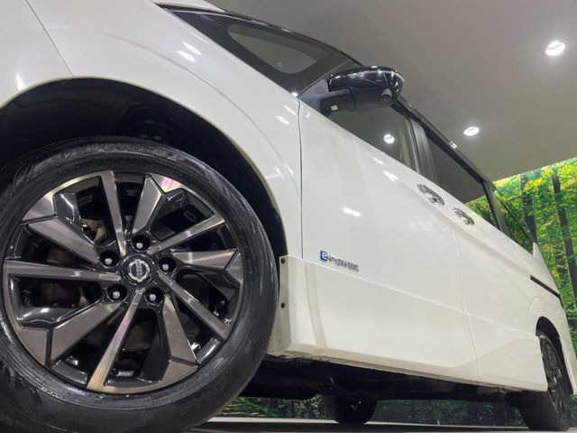 【純正16インチアルミホイール】外観にマッチした純正アルミホイールを装着しております。各種社外アルミホイールや、スタッドレスタイヤも取扱いしております。是非ご相談ください♪