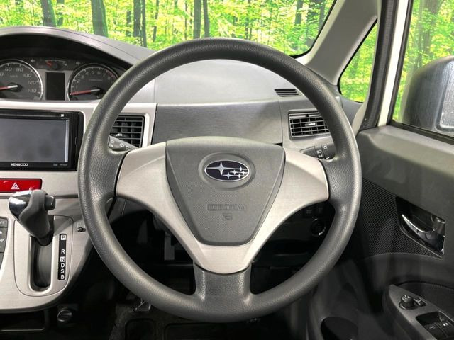 �C���e���A�ɍ��킹���f�U�C���̃X�e�A�����O�́A�^�]�������̂��Ƃ��l���A�^�]���₷���`��A�傫���ł��B�����x�A���ۂɐG���Ă��m���߂��������B