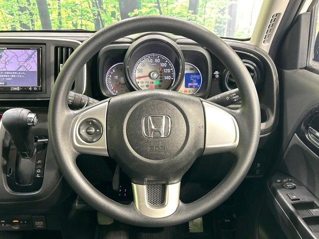 �C���e���A�ɍ��킹���f�U�C���̃X�e�A�����O�́A�^�]�������̂��Ƃ��l���A�^�]���₷���`��A�傫���ł��B�����x�A���ۂɐG���Ă��m���߂��������B