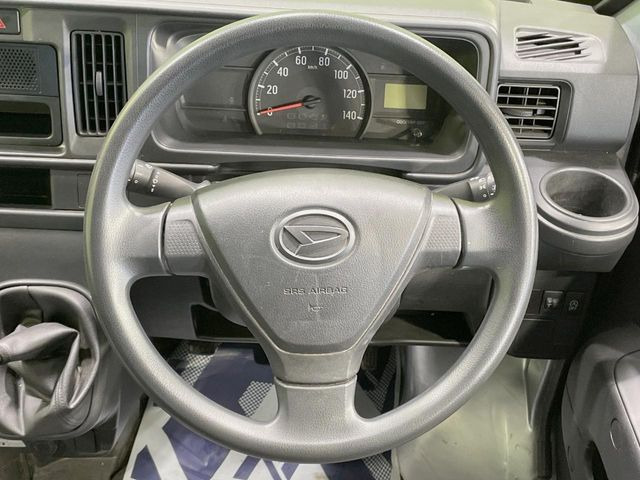 �C���e���A�ɍ��킹���f�U�C���̃X�e�A�����O�́A�^�]�������̂��Ƃ��l���A�^�]���₷���`��A�傫���ł��B�����x�A���ۂɐG���Ă��m���߂��������B