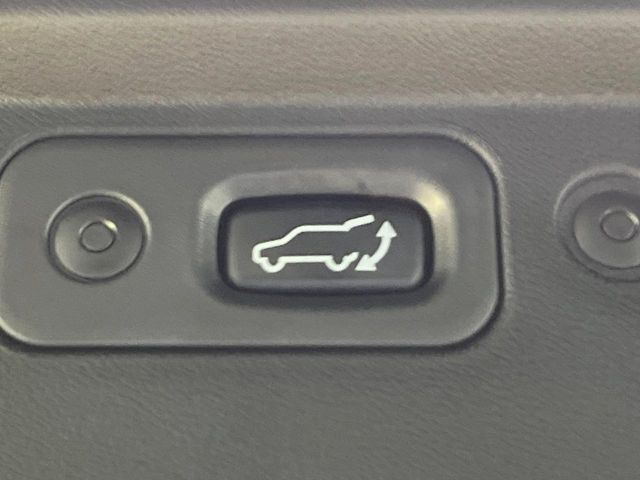 【パワーバックドア】スマートキーや運転席のボタンを押すだけでリアゲートが自動で開閉します!荷物を持っている時や、高い位置にあるバックドアを閉める際に便利な機能です♪