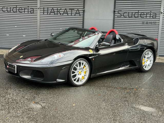 スクーデリアフェラーリフェンダーエンブレム(オプション)・セラミックカーボンブレーキ・